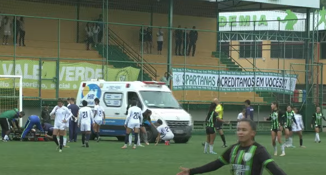 Mineiro Feminino: goleira do América vai para hospital após choque de cabeça