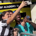 Adolescente chora e se emociona ao conhecer Vini Jr.; veja vídeo