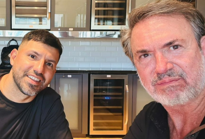 Sergio Agüero ao lado de Guillermo Tofoni, da empresa WorldEleven