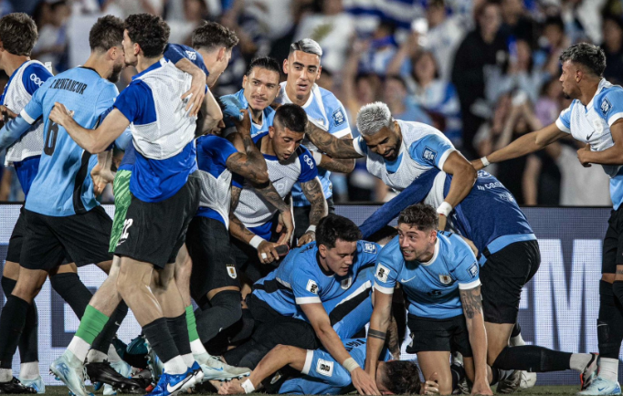 Uruguai marca no último lance, vence Colômbia e assume vice-liderança das Eliminatórias