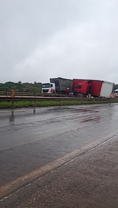 Vídeo: acidente com carreta na BR-040 deixa lentidão de 10 quilômetros na Grande BH
