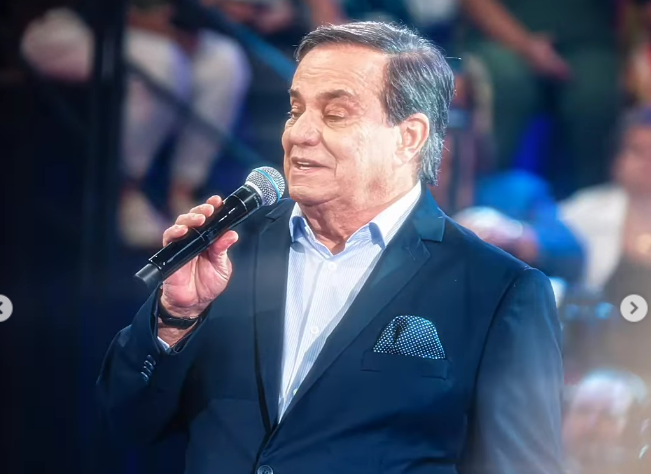 Ronnie Von revela 'nome de príncipe', canta depois de 27 anos e web pede retorno aos palcos