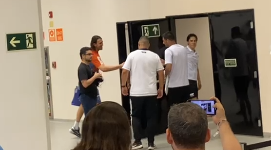 No Cruzeiro, Cássio vai ao vestiário do Corinthians e distribui presentes