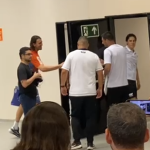 No Cruzeiro, Cássio vai ao vestiário do Corinthians e distribui presentes