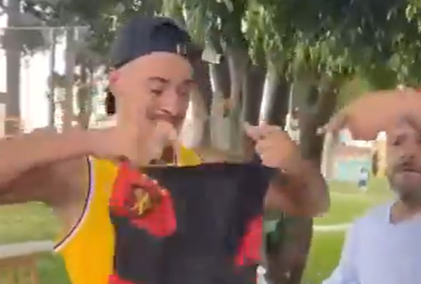 Jogador do Santa Cruz rasga e faz 'churrasco' com camisa do Sport, que reage