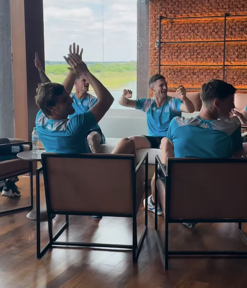 Jogadores do Racing cantam em concentração antes de decisão contra o Cruzeiro; veja