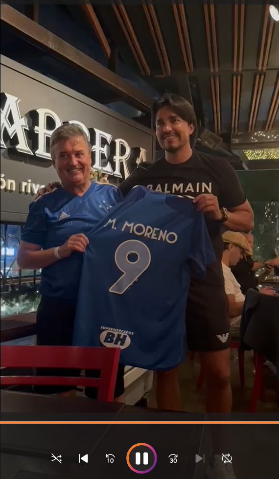 Ídolo do Cruzeiro faz homenagem inusitada a ex-presidente em Assunção; veja