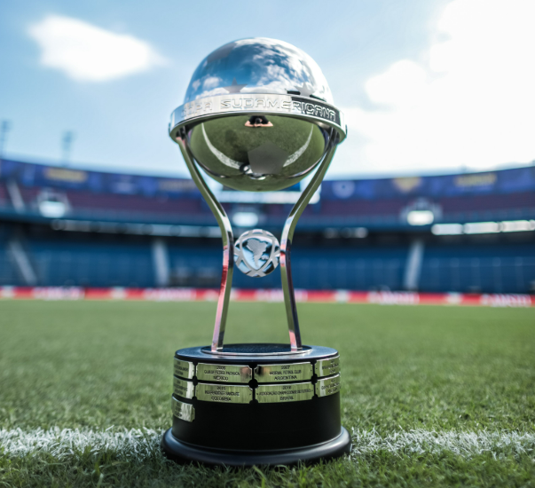 Racing x Cruzeiro: taça já está no palco da final da Copa Sul-Americana