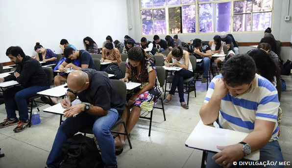 Estudantes universitários de todo país fazem provas do Enade neste domingo