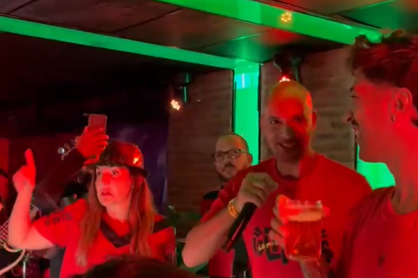 Ex-Cruzeiro, Pepa puxa 'grito de guerra' do Sport em festa do acesso; veja vídeo