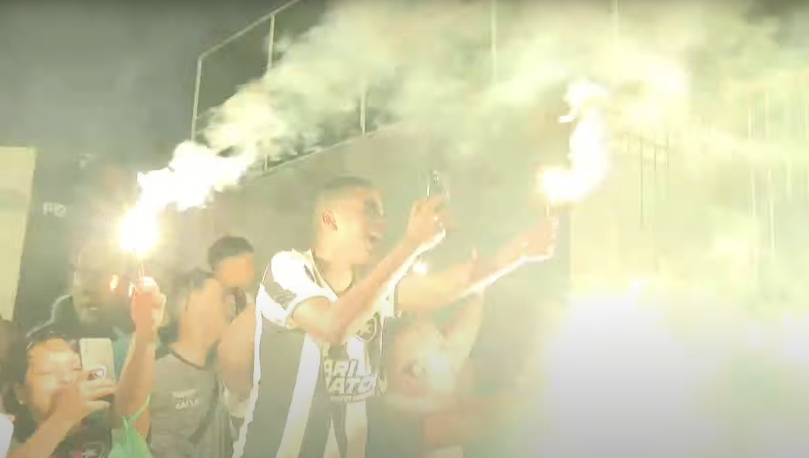 Botafogo embarca para São Paulo com apoio da torcida