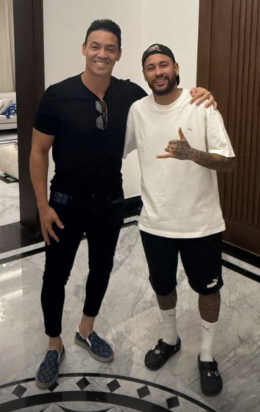 Ex-Atlético faz visita a Neymar, que publica mensagem nas redes sociais