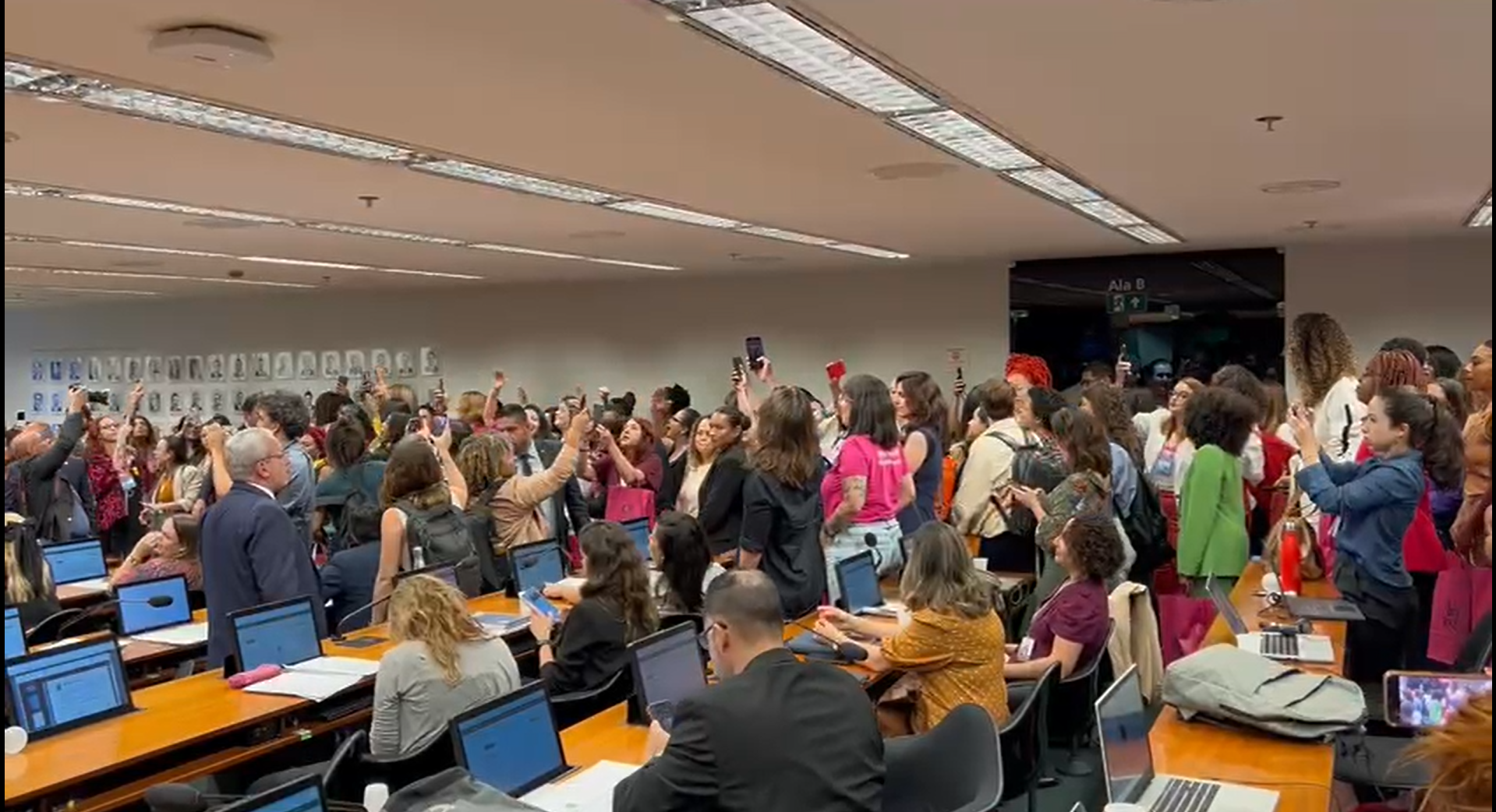 Votação de PEC Antiaborto é interrompida por manifestação