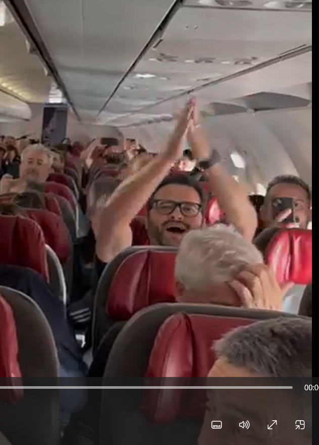 Quem ganhou no grito? Torcedores de Atlético e Botafogo medem forças em avião