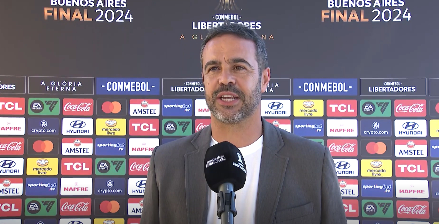 Técnico do Botafogo chega à Argentina confiante para final da Libertadores; veja