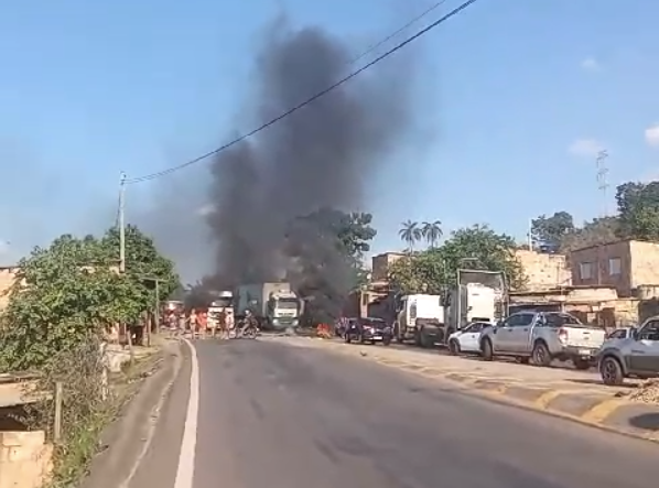 Vídeo: manifestantes fecham a BR-381 nos dois sentidos em Sabará