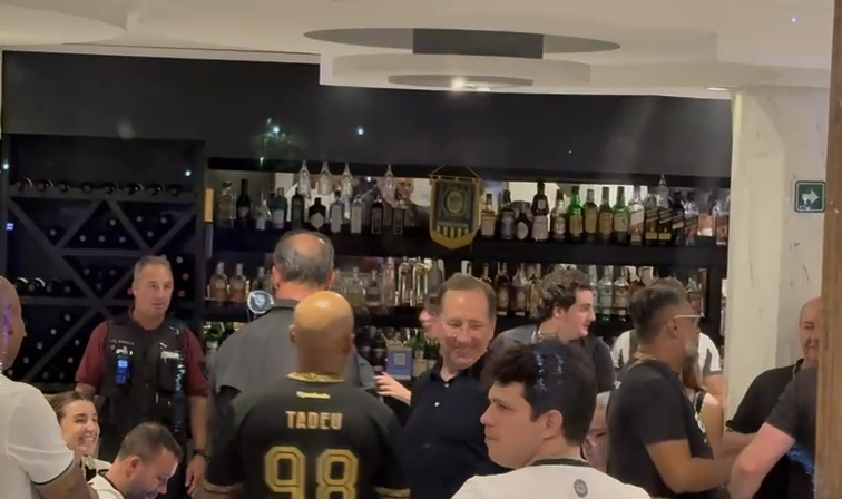 Em restaurante na Argentina, torcedores do Botafogo tietam John Textor; assista