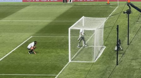 Jogadores do Atlético oram e fazem 'ritual' no gramado do Mâs Monumental, palco da final da Libertadores