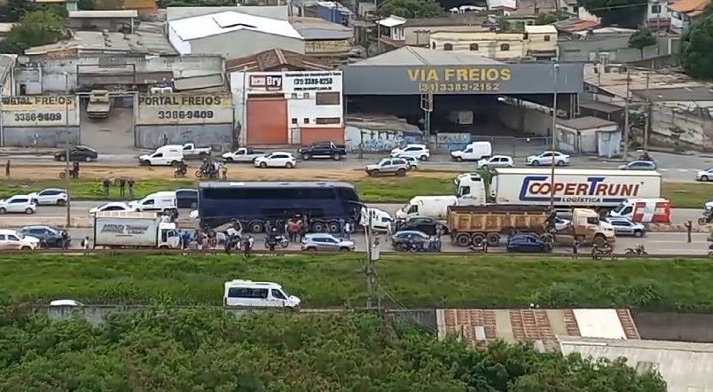 Ônibus desgovernado causa acidente no Anel Rodoviário, em BH, e deixa ao menos 2 em estado grave