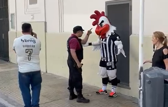 Mascote do Atlético, Galo Doido leva 'enquadro' da polícia na Argentina; assista