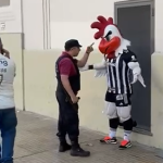 Mascote do Atlético, Galo Doido leva 'enquadro' da polícia na Argentina; assista