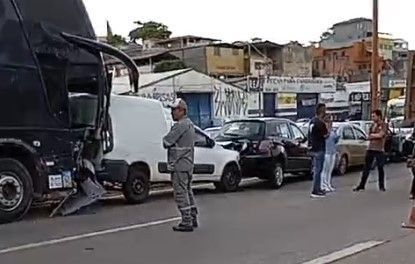 Anel Rodoviário é parcialmente interditado após ônibus desgovernado causar engavetamento