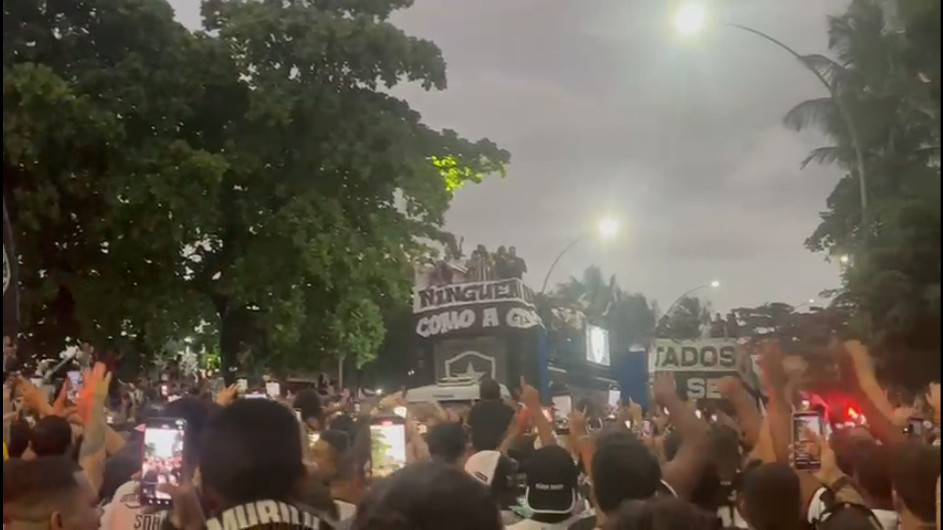 Torcida e jogadores do Botafogo provocam Atlético em festa do título da Libertadores