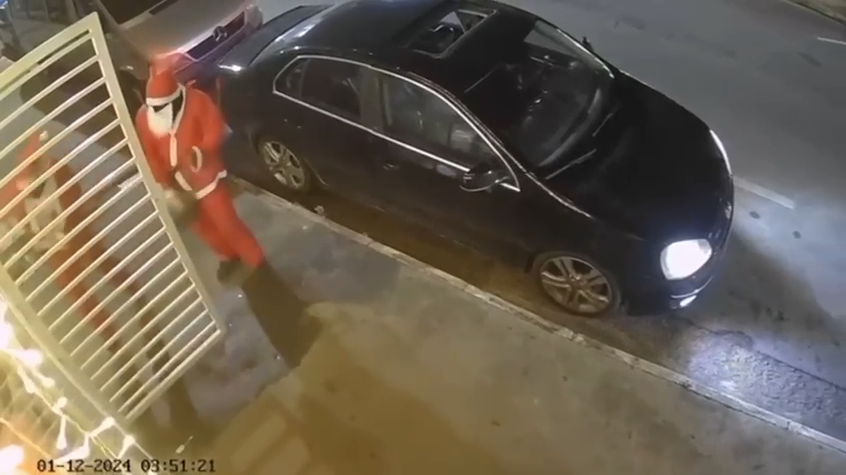 Vídeo: 'Papais Noéis' são flagrados furtando loja de eletrônicos em Cláudio (MG)