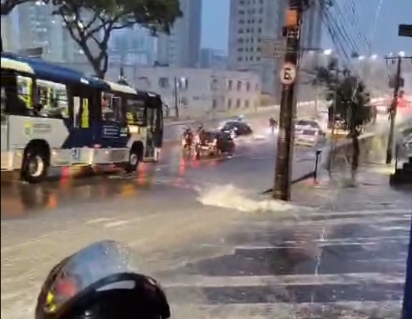 Avenida Francisco Sá, em BH, é bloqueada por risco de alagamento durante temporal