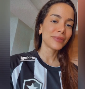 Anitta se diz botafoguense, faz 'queixa' e ganha presente do clube