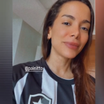Anitta se diz botafoguense, faz 'queixa' e ganha presente do clube