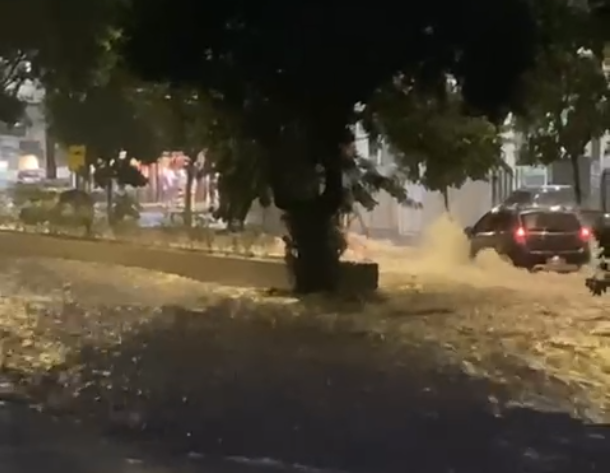 Vídeo: Avenida Sebastião de Brito, em BH, alaga durante temporal nesta terça-feira (3)