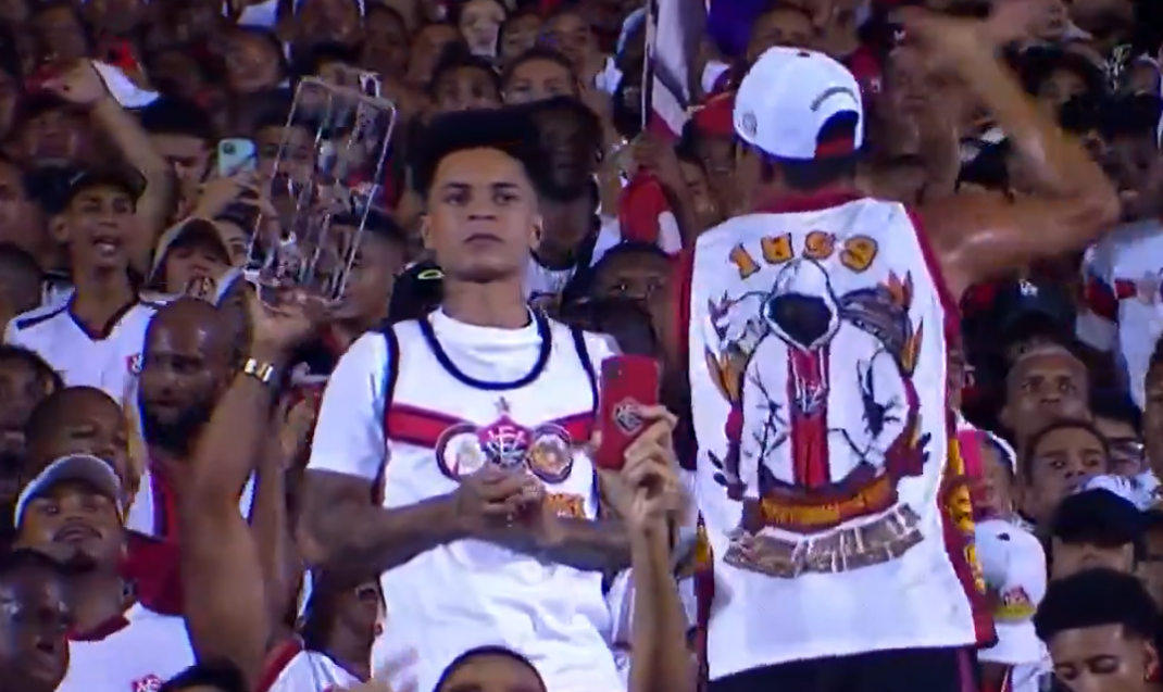 Matheuzinho, do Vitória, acompanha jogo contra o Grêmio no meio da torcida