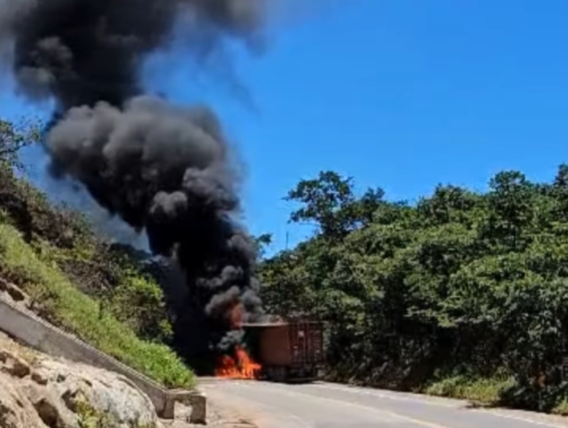 Caminhão pega fogo na BR-356 em Itabirito (MG)