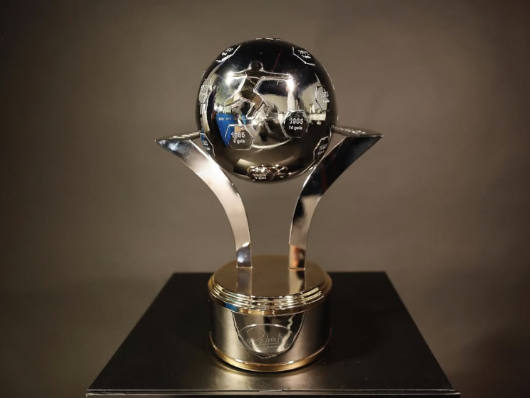 CBF apresenta Troféu Roberto Dinamite, que passará a ser dado ao artilheiro do Brasileirão