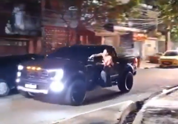 Vídeo: mulher se pendura e tenta quebrar caminhonete do marido após descobrir traição