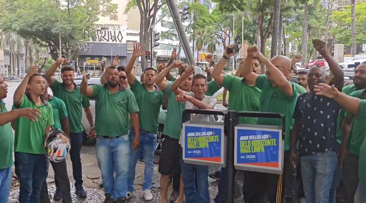 Motoristas da Coopertur, prestadora de serviço da Prefeitura de BH, protestam contra salários atrasados