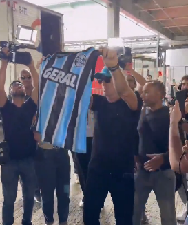 Em despedida, torcida do Grêmio homenageia Renato no Aeroporto de Porto Alegre