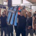 Em despedida, torcida do Grêmio homenageia Renato no Aeroporto de Porto Alegre