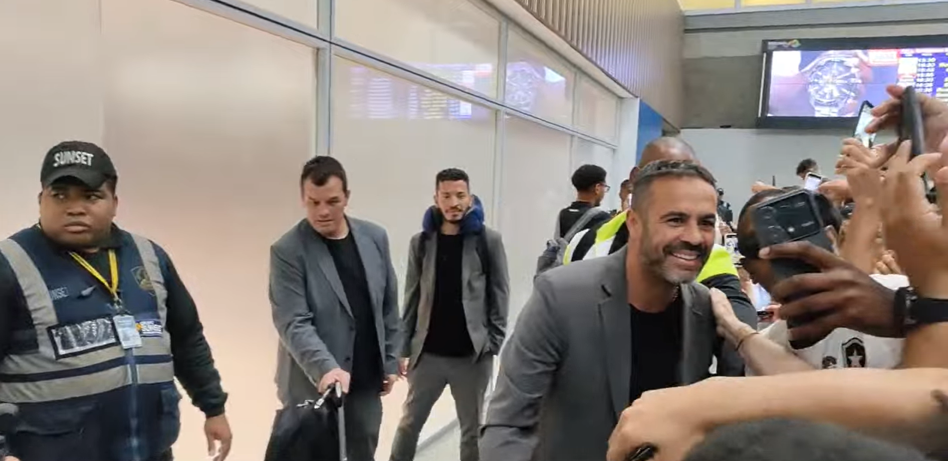Botafogo desembarca no Rio de Janeiro com festa da torcida, que pede: 'Fica, Artur Jorge'