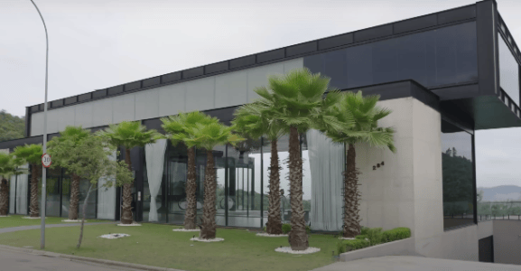 Maíra Cardi compra mansão de Neymar avaliada em R$ 40 milhões