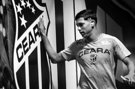 Erick Pulga toca escudo do Ceará com carinho em postagem feita nos stories, do Instagram Erick Pulga toca escudo do Ceará com carinho em postagem feita nos stories, do Instagram