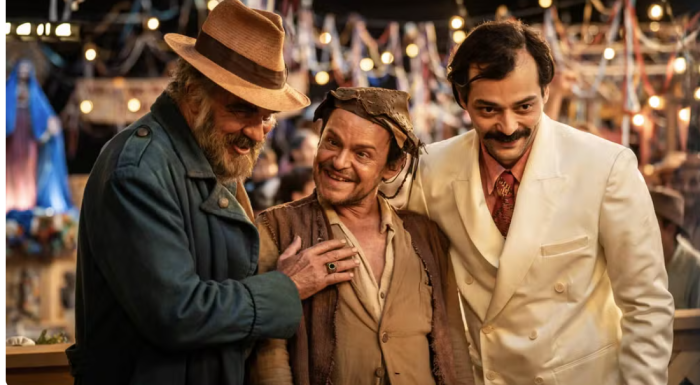 João Grilo (Matheus Nachtergaele) vira objeto de interesse do Coronel Ernani (Humberto Martins) e Arlindo (Eduardo Sterblitch) em 'O Auto da Compadecida 2<br />