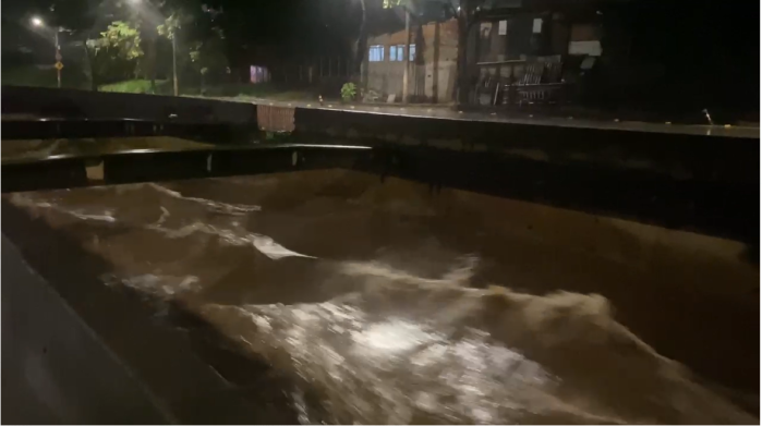Nível da água do Córrego Ferrugem subiu consideravelmente durante a chuva de 26/12 em BH Nível da água do Córrego Ferrugem subiu consideravelmente durante a chuva de 26/12 em BH