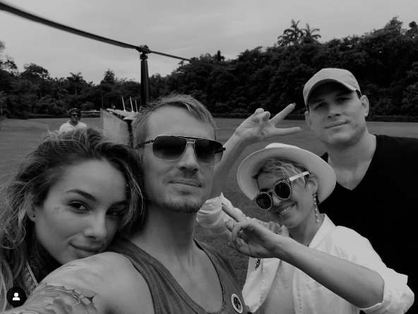Joel Kinnaman, familiares e amigos passaram Ano Novo no Brasil
