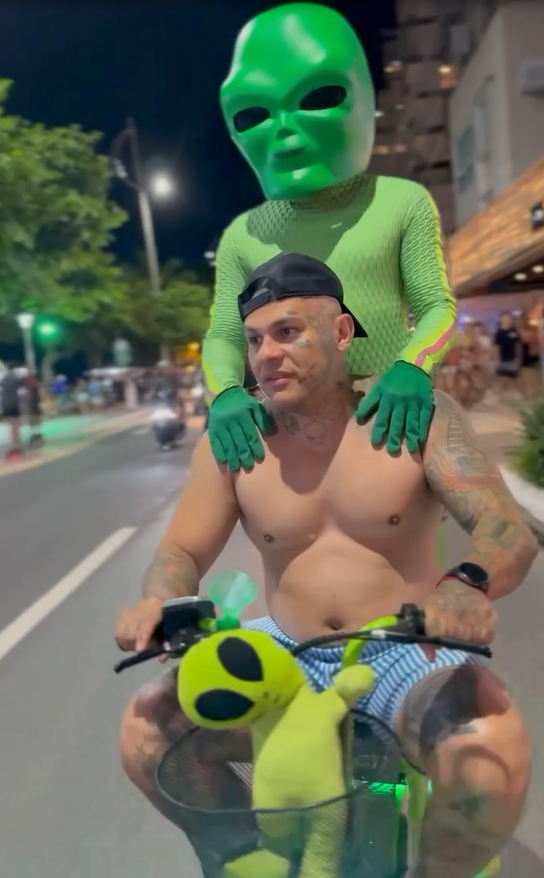 Toguro comemora liberdade pilotando moto em SC