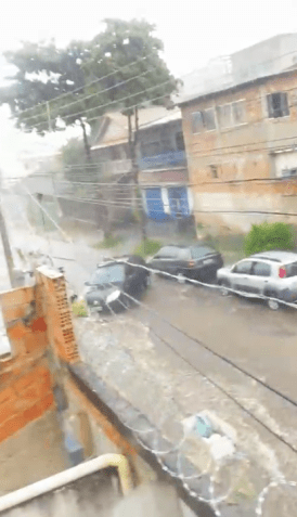 Carro sendo arrastado por enxurrada no bairro Céu Azul, em Venda Nova