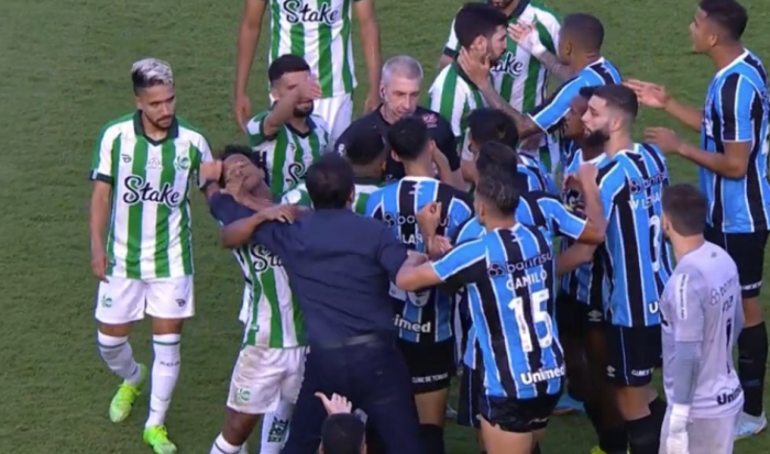 Gustavo Quinteros foi expulso por essa agressão a Ênio. 