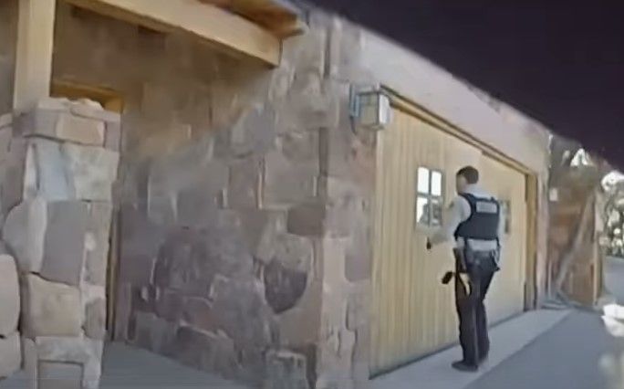 Vídeo mostra momento que polícia chega na casa do casal