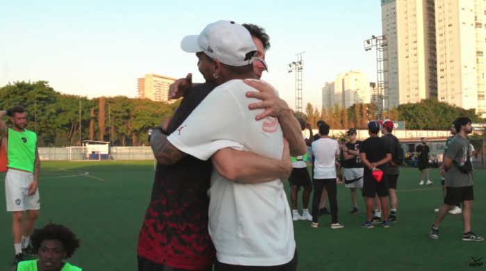 Abraço entre Cris Guedes e Velho Vamp após amistoso entre FURIA e G3X